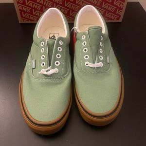 Vans 10.5 aunthentic era old skool green with gum sole